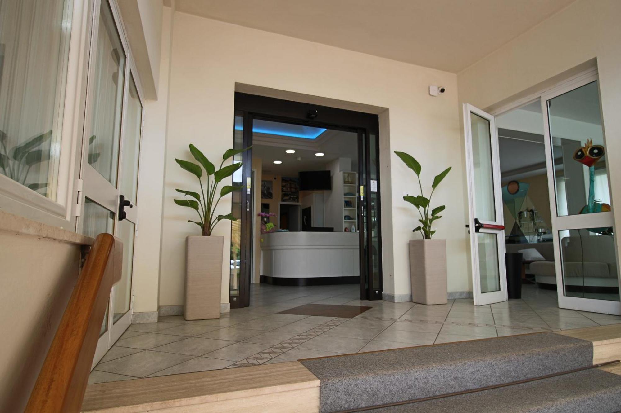 Hotel Manuela Cervia Exterior photo