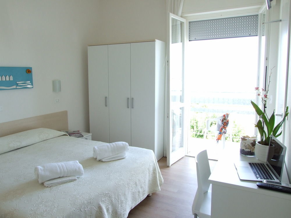 Hotel Manuela Cervia Exterior photo