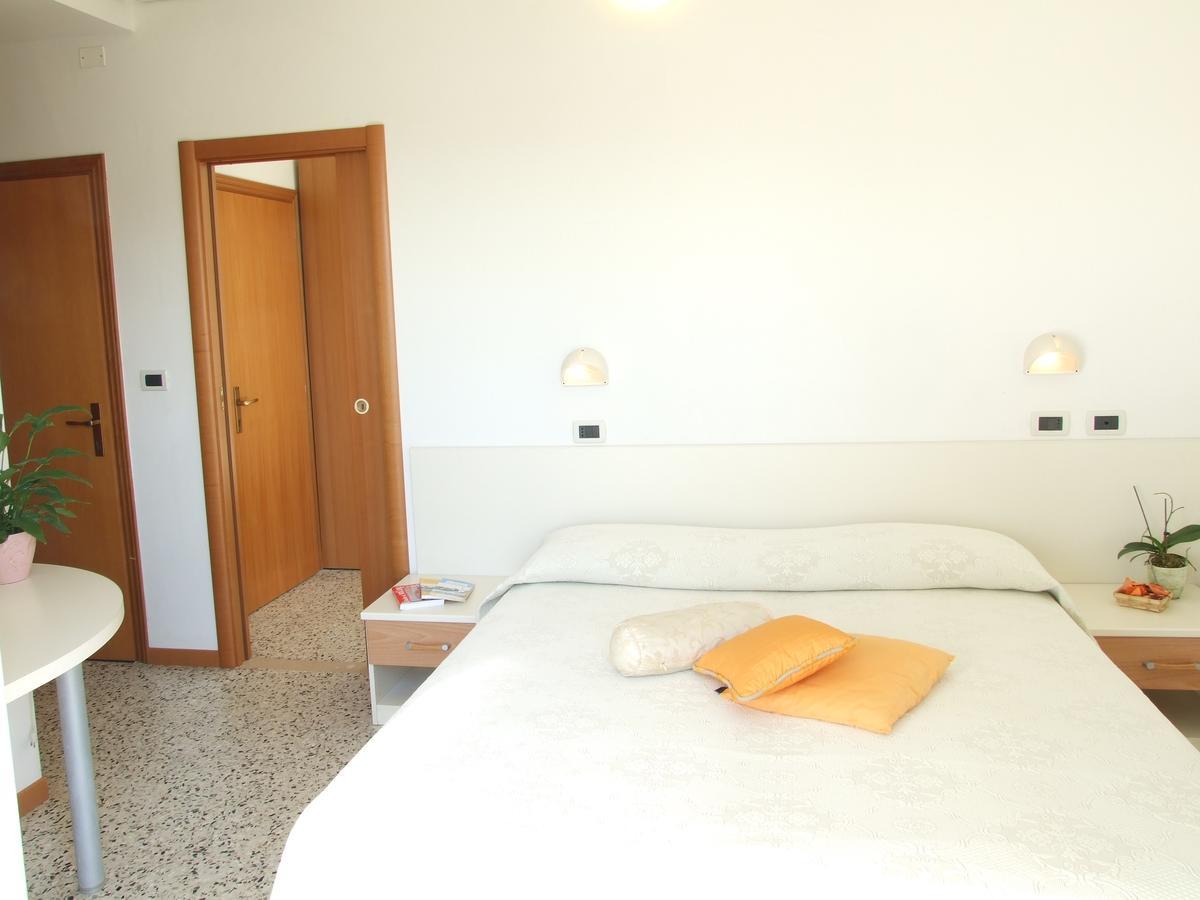 Hotel Manuela Cervia Exterior photo